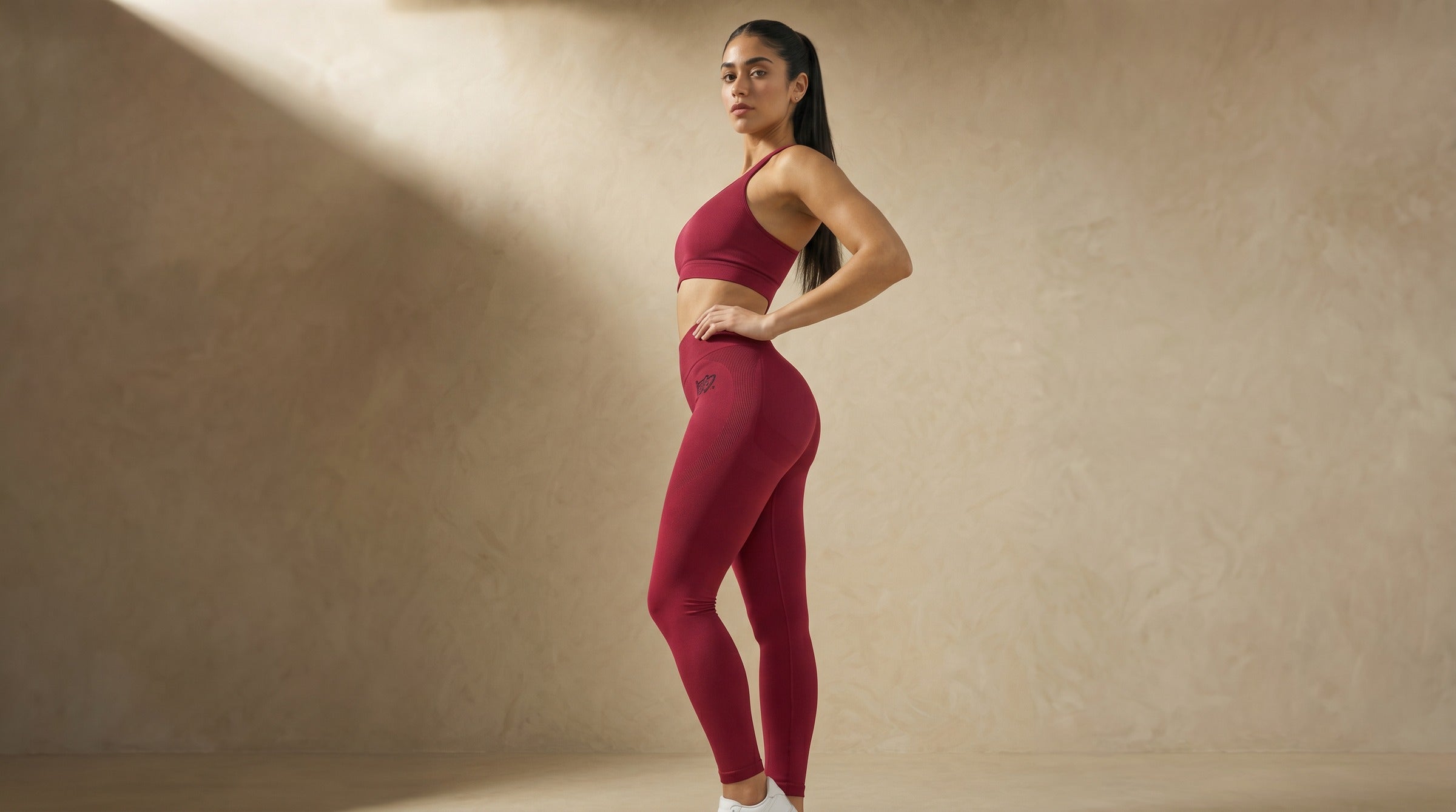 Nova Seamless Leggings lifestyle - Ruby